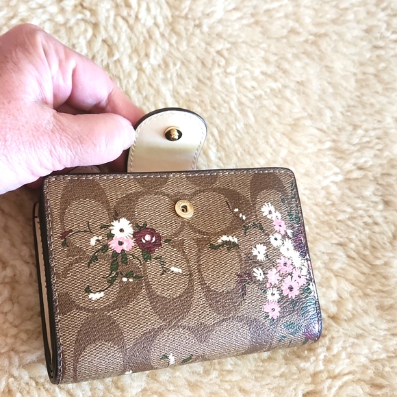 Beautiful NWOT Coach Signature Brown Evergreen Floral Bi-Fold Wallet  🩷🤎🎁🌸🤍 - Picture 7 of 16